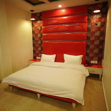 Hotel Soluxe Yamunānagar Екстериор снимка